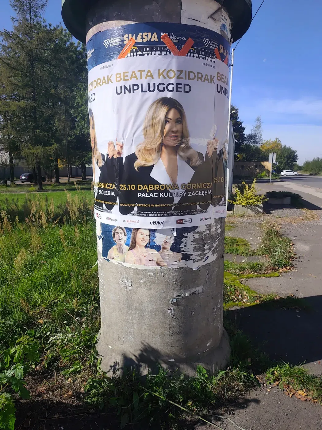 Słup ogłoszeniowy z plakatami koncertu Beata Kozidrak Unplugged