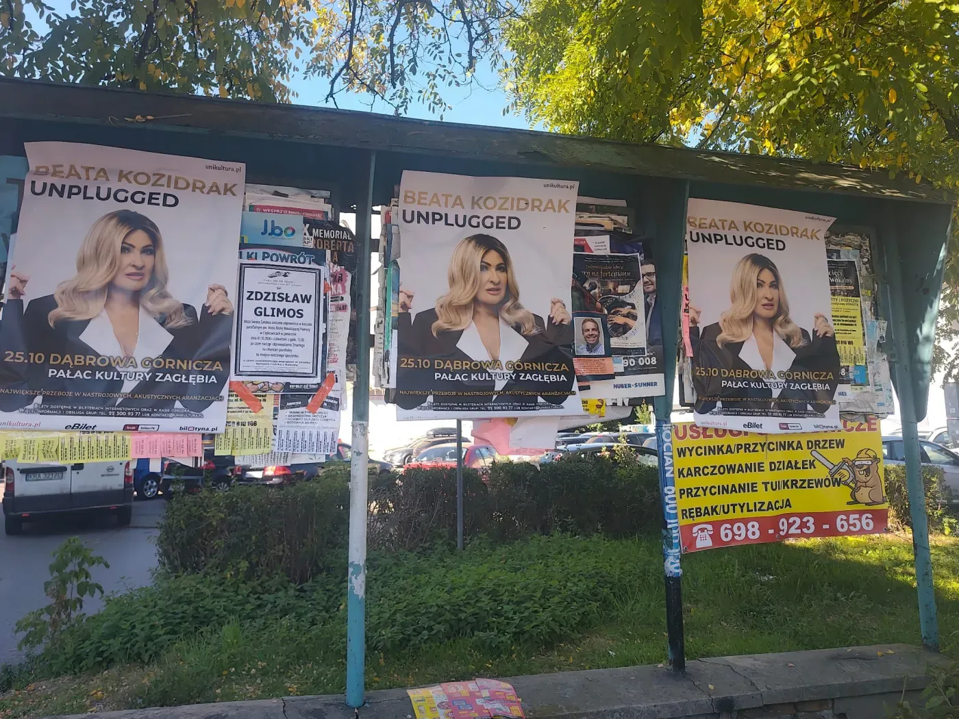 Kilka plakatów Beata Kozidrak Unplugged na miejskiej tablicy ogłoszeniowej