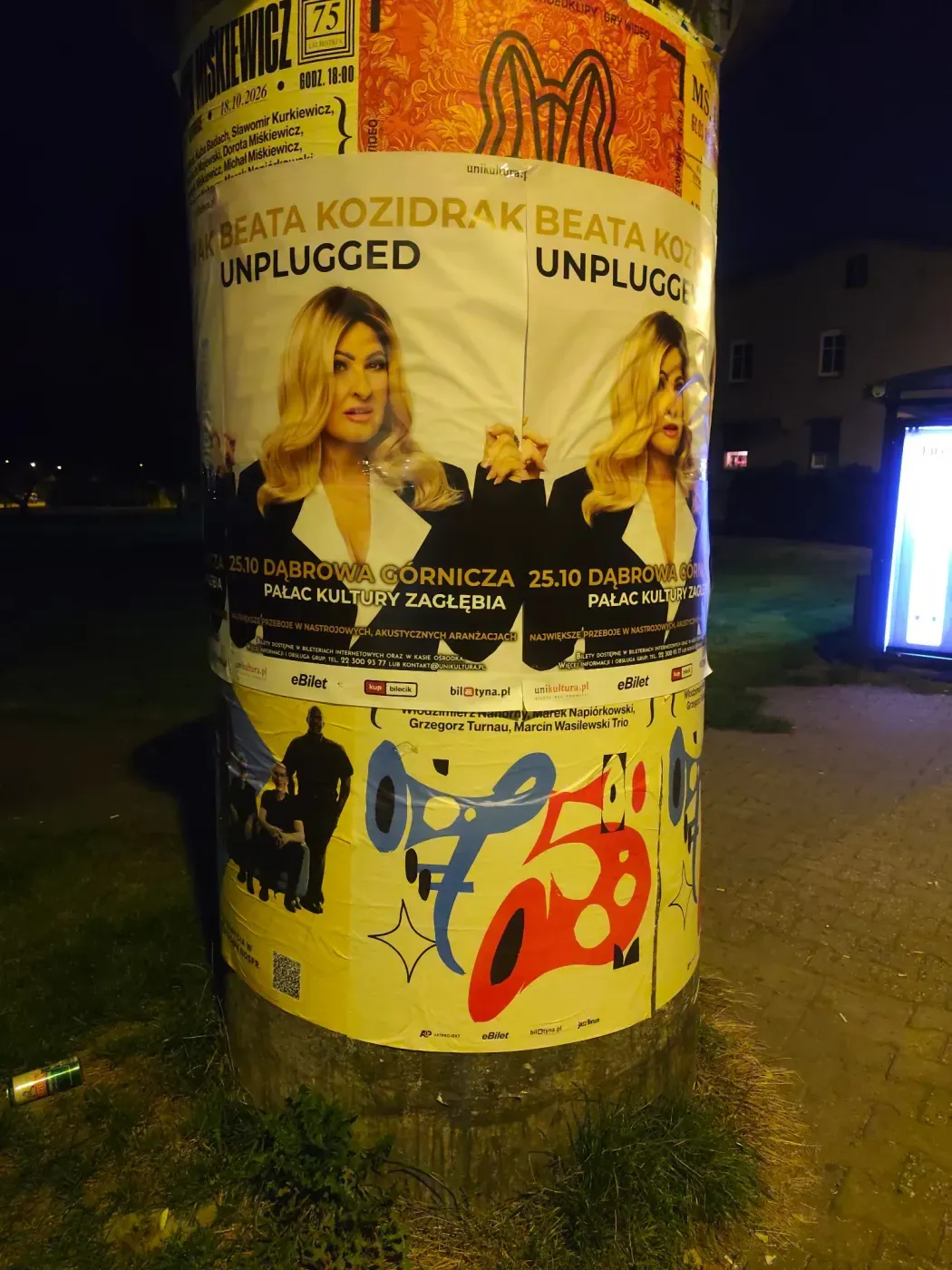 Zbliżenie plakatu Beata Kozidrak Unplugged z datą 25 października i miejscem koncertu