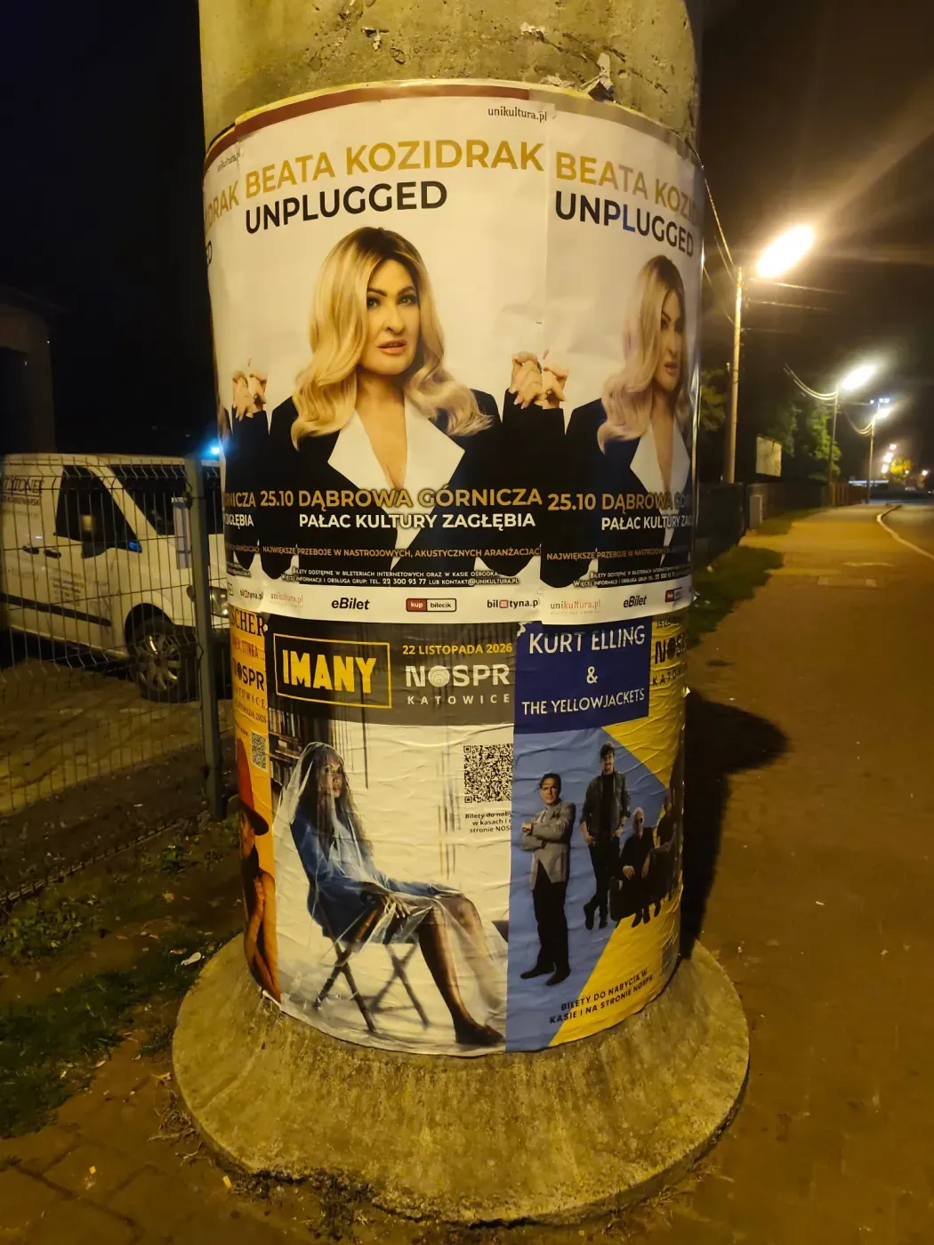 Biały plakat Beata Kozidrak Unplugged z datą 25.10 i miejscem Pałac Kultury Zagłębia