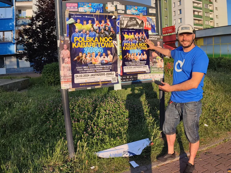 Plakaty wydarzenia kabaretowego na tablicy ogłoszeń