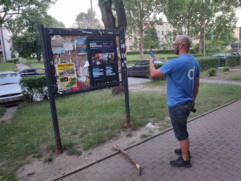 Fotografowanie plakatu na tablicy do raportu dla klienta