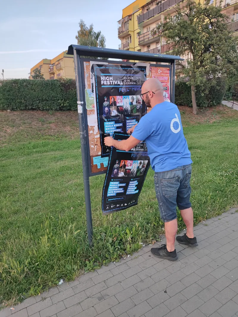 Rozwieszanie plakatu na tablicy ogłoszeń