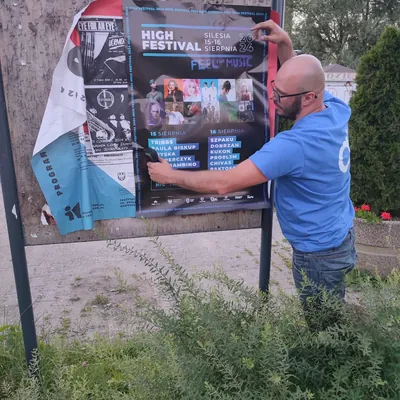 Plakat festiwalu muzycznego naklejany na tablicy ogłoszeń