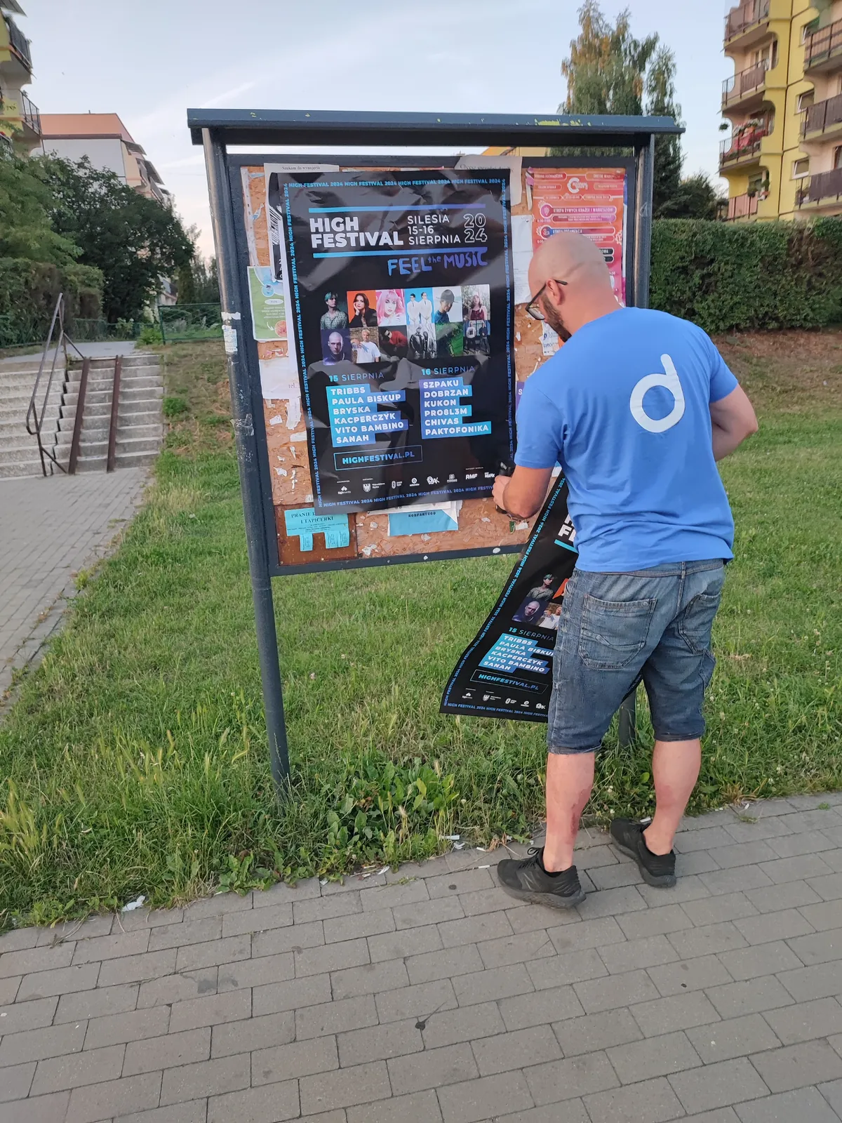 Plakat festiwalu na tablicy ogłoszeń przy schodach