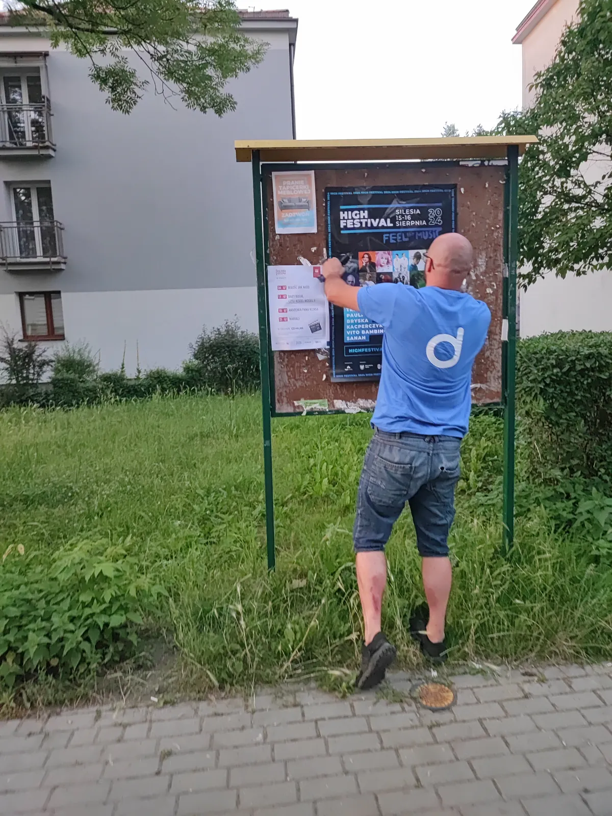 Tablica ogłoszeń z daszkiem na osiedlu