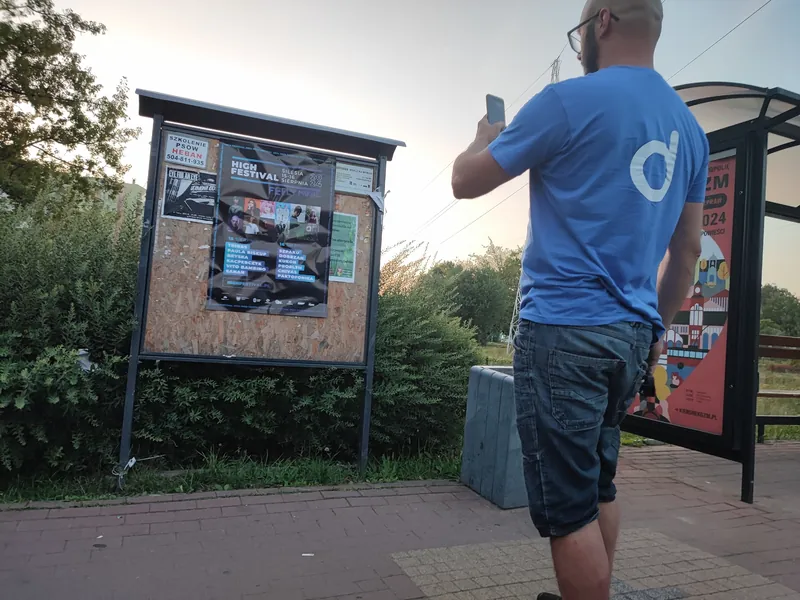 Zdjęcie naklejonego plakatu do raportu po akcji